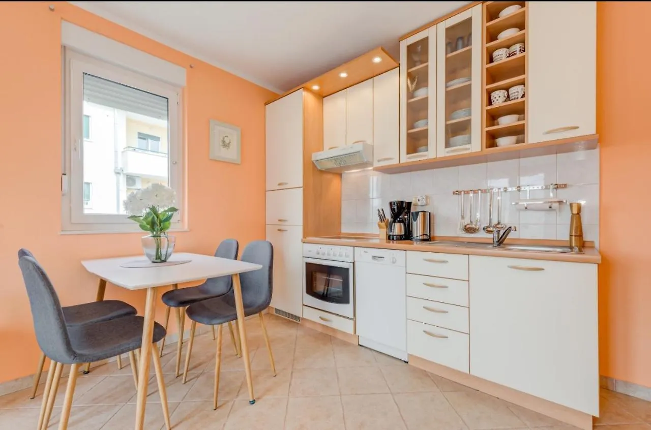 The Best Old Town View Apartment, 5 Min Walk, Parking Trogir
