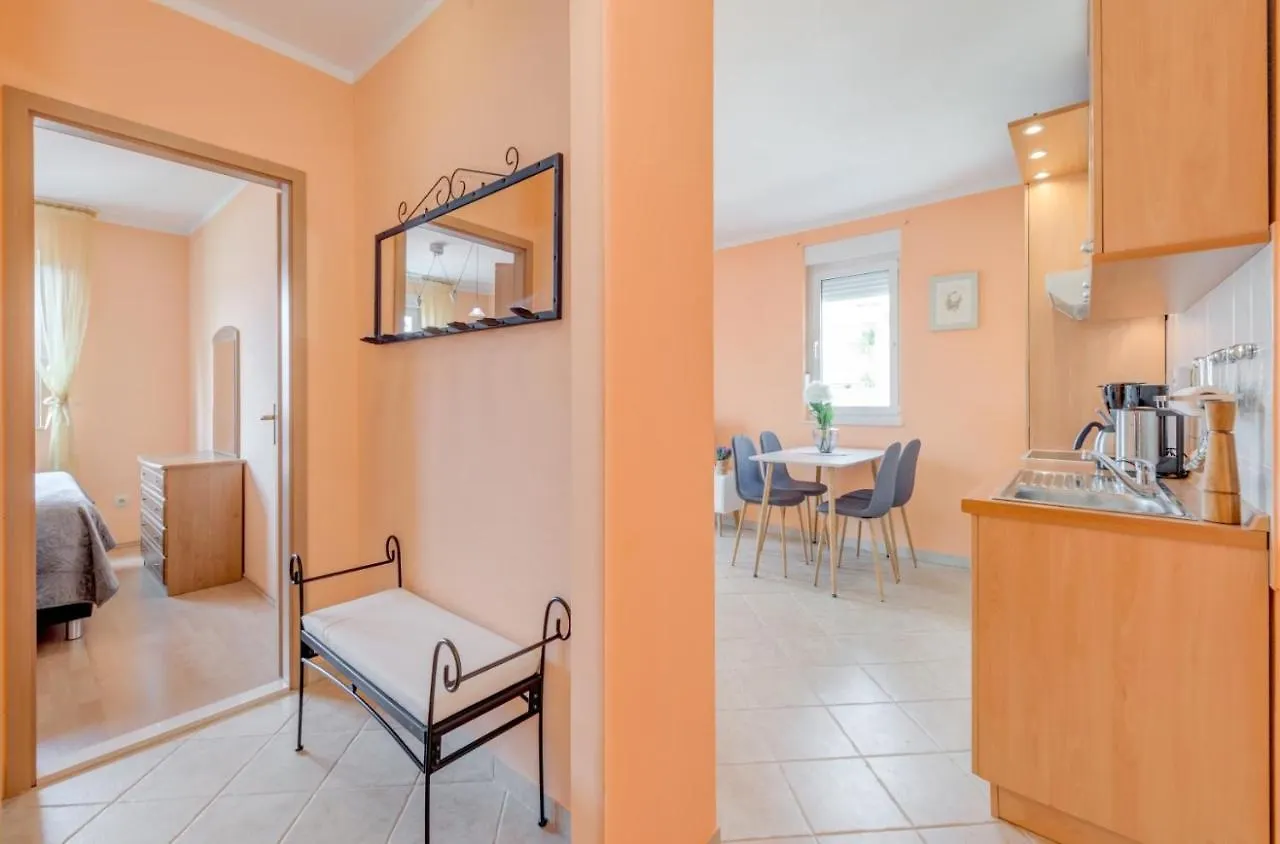 The Best Old Town View Apartment, 5 Min Walk, Parking Trogir 0*,  Croatia